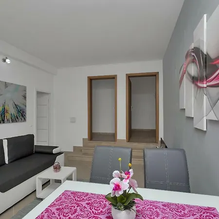 Easy Apartment *